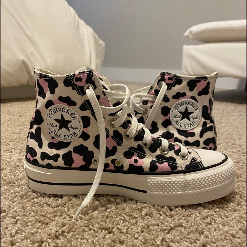 BRAND NEW / NEVER WORN CONVERSE
